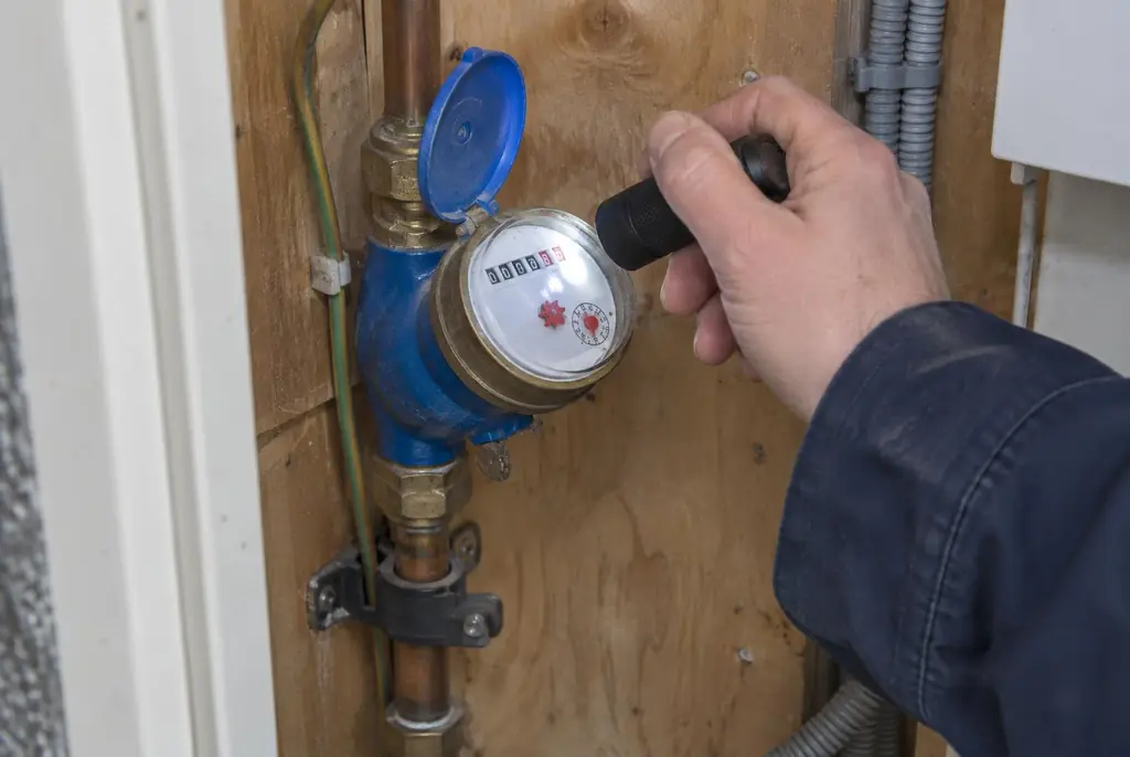 Lekdetectie Moordrecht – watermeter in de meterkast controleren met een zaklamp